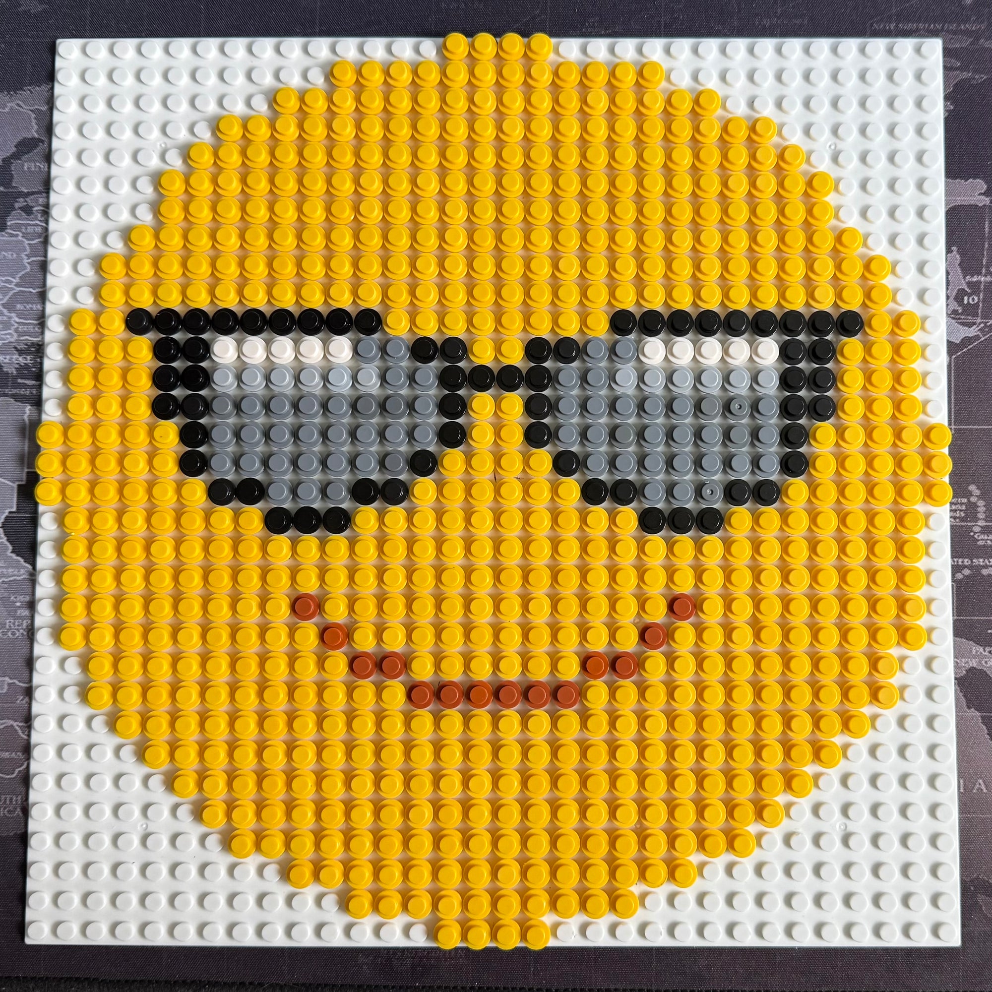 Sunglasses Emoji Pixel Art – LEGO-Compatible Build (32x32 Studs)